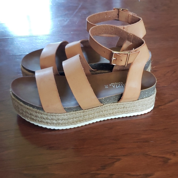 Patrizia by Spring Step Larissa Platform Sandal!! - Picture 3 of 5